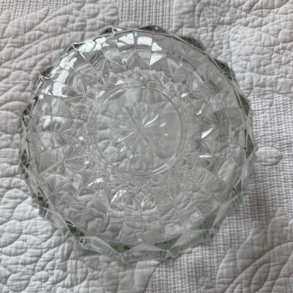 Elegant Clear Glass Serving Bowl - Picture 3 of 3